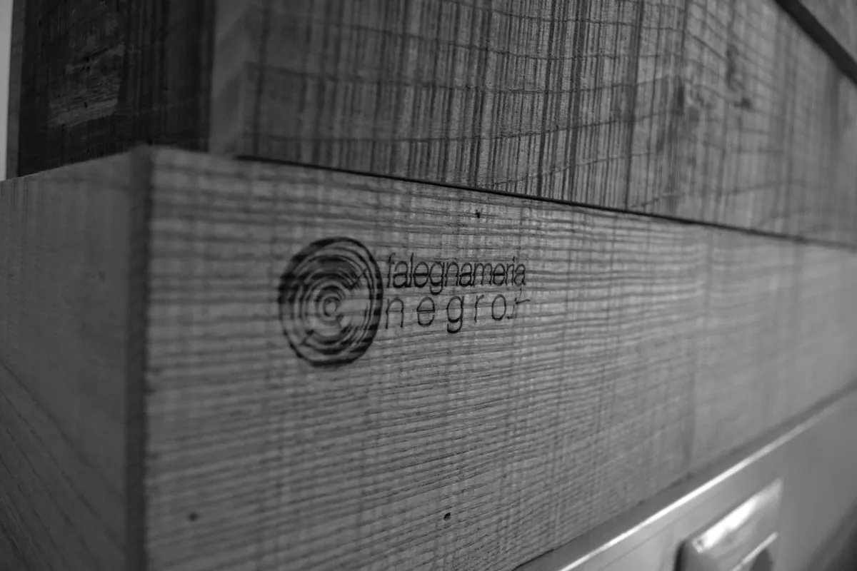 Logo Falegnameria Negro inciso su legno, bottega artigiana di Andorno Micca Biella