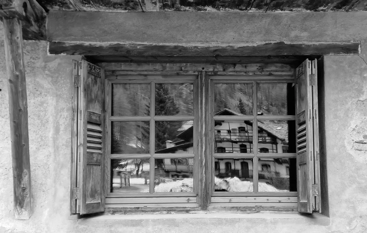 Finestre in legno tradizionali di chalet di montagna a Gressoney, restauro serramenti in stile walser
