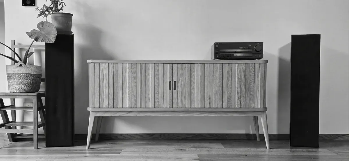 Mobile Tambour in rovere massello con ante a lamelle verticali su misura, arredo artigianale Falegnameria Negro