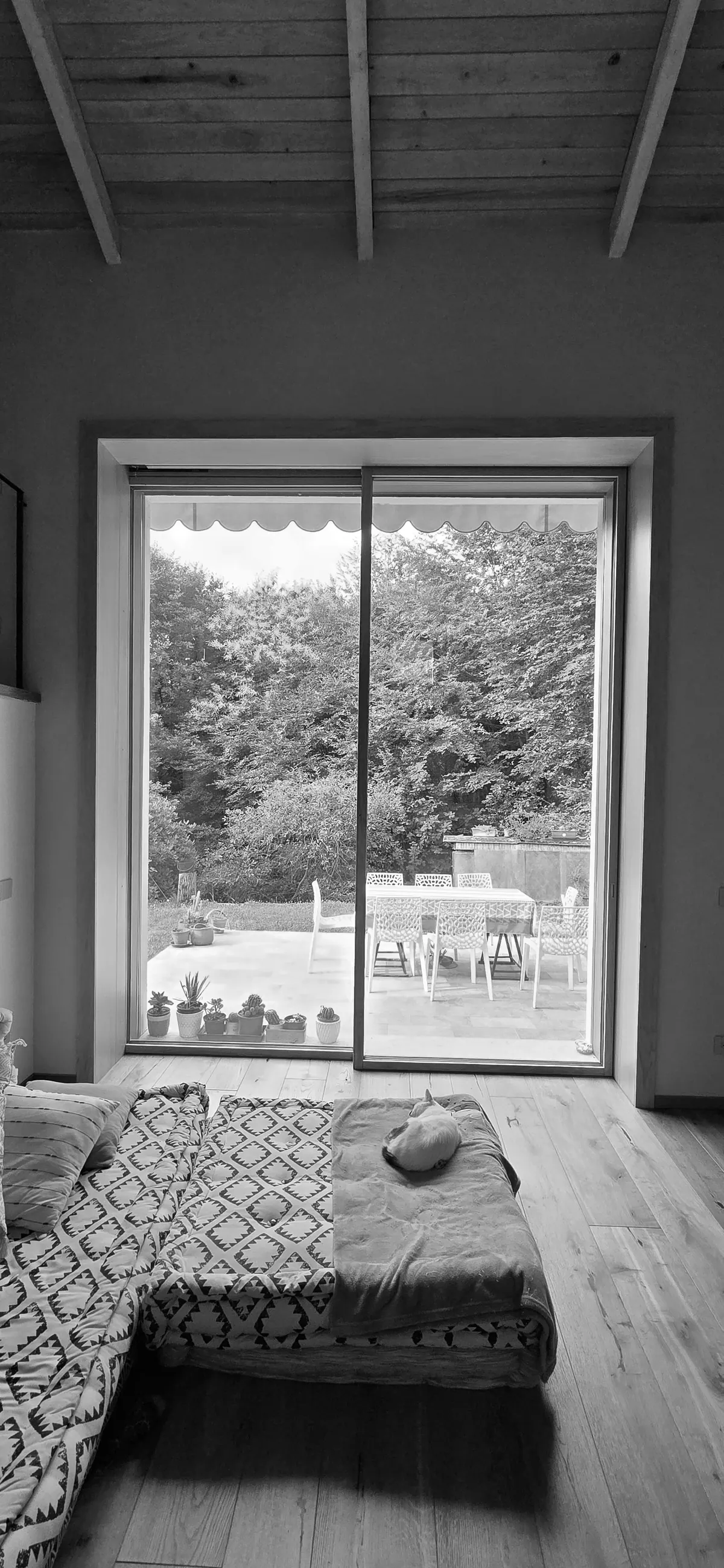 Porta finestra alzante scorrevole in legno alluminio su misura con vista terrazza e giardino