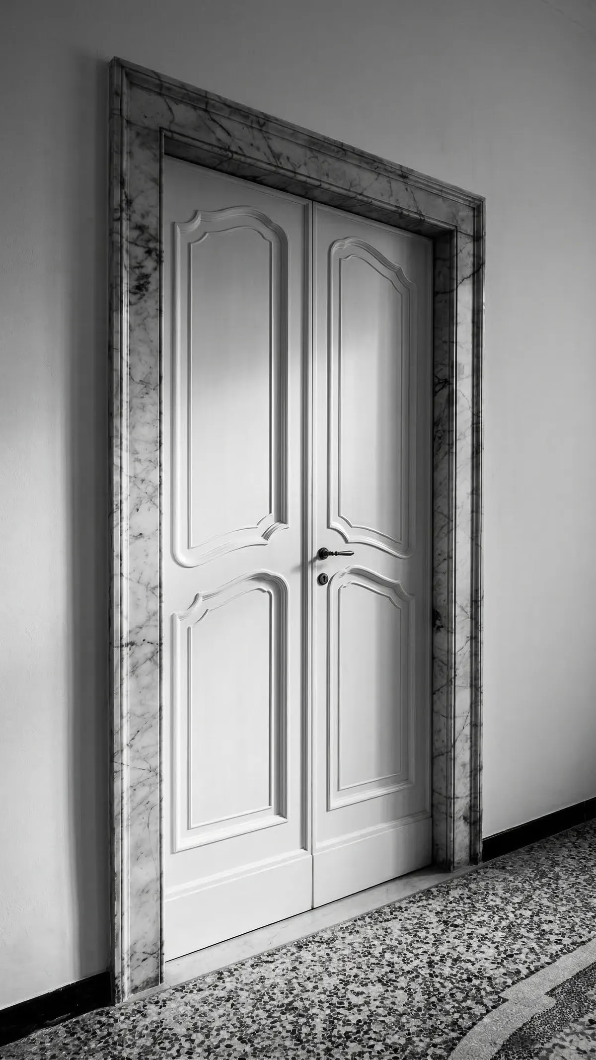Porta interna a due ante in legno laccato bianco stile barocco con cornice in marmo, palazzo storico