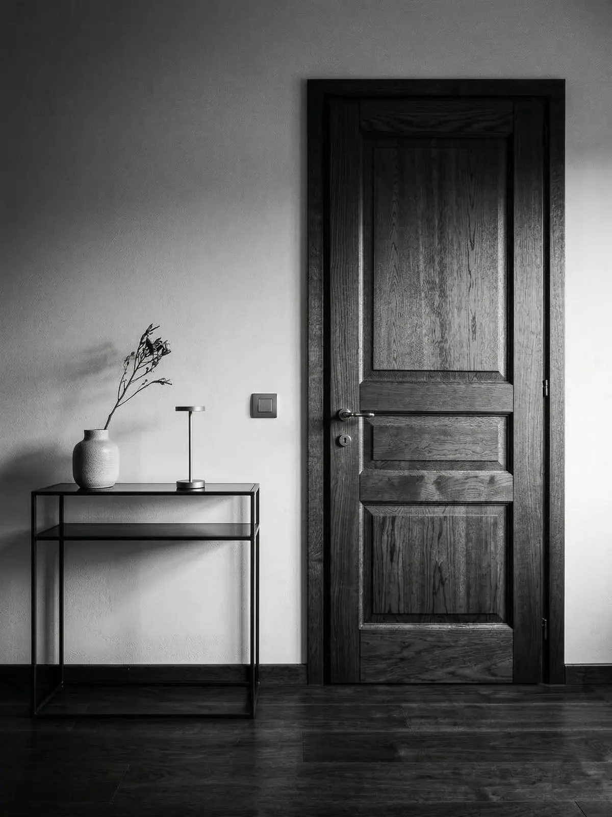 Porta interna classica a tre pannelli in rovere massello con venatura naturale, interno contemporaneo