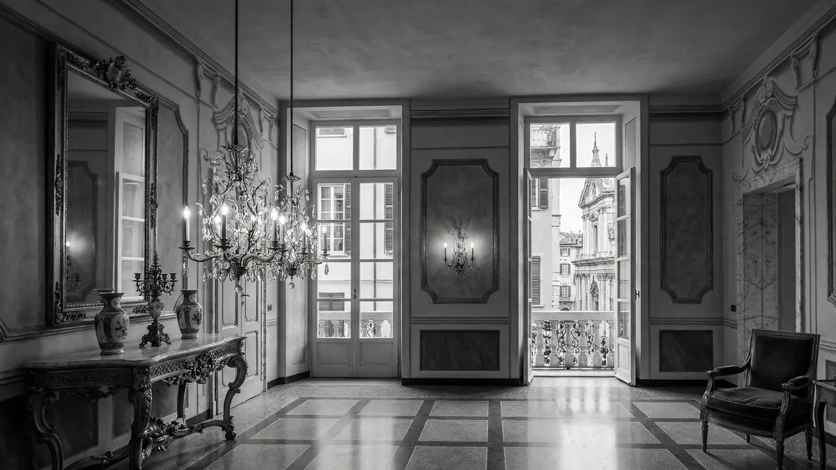 Salone classico con porte-finestre in legno aperte su balcone, restauro conservativo di palazzo storico