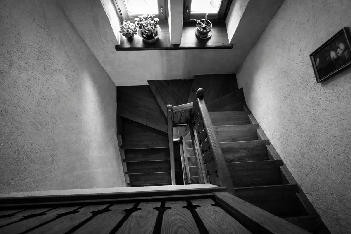 Scala in castagno massello vista dall'alto, balaustra tornita artigianale, interno residenza tradizionale