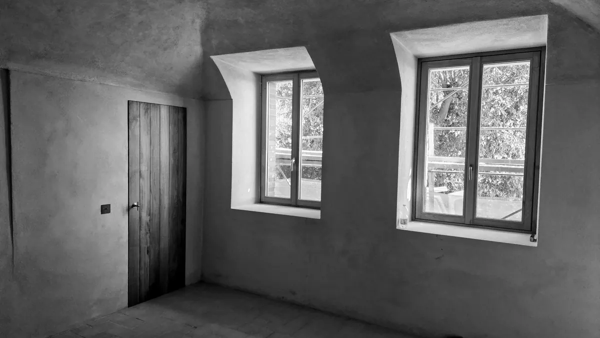 Serramenti in legno in edificio antico con volta, restauro conservativo Piemonte