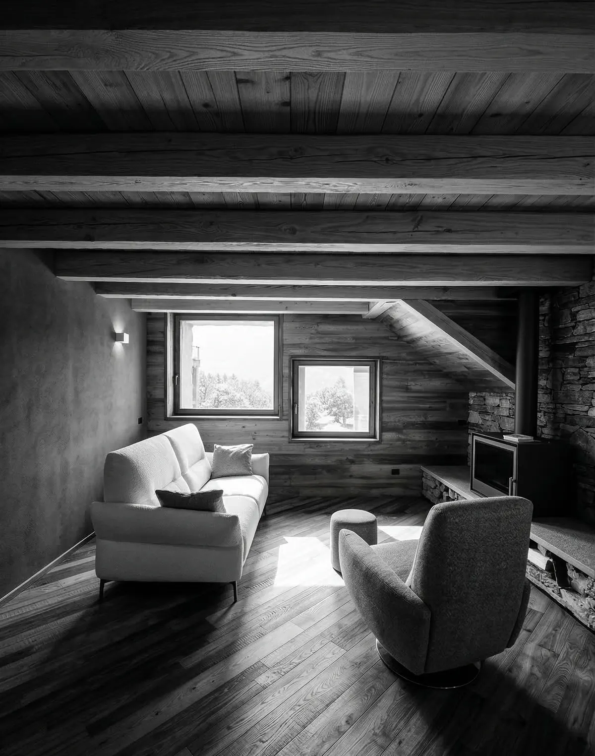 Serramento in castagno minimale in mansarda con rivestimento in legno, travi a vista e luce naturale